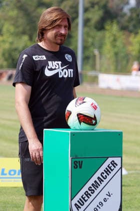 16.08.2026, xrekx, Fussball Testspiel, SV Auersmacher - SV Elversberg v.l. Vincent Wagner (Trainer, SV Elversberg) (DFL DFB REGULATIONS PROHIBIT ANY USE OF PHOTOGRAPHS as IMAGE SEQUENCES and or QUASI-VIDEO) Auersmacher