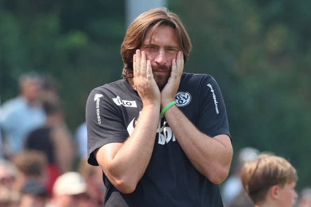 16.08.2026, xrekx, Fussball Testspiel, SV Auersmacher - SV Elversberg v.l. Vincent Wagner (Trainer, SV Elversberg) enttaeuscht, enttäuscht, schaut enttaeuscht, niedergeschlagen, disappointed (DFL DFB REGULATIONS PROHIBIT ANY USE OF PHOTOGRAPHS as IMAGE SEQUENCES and or QUASI-VIDEO) Auersmacher