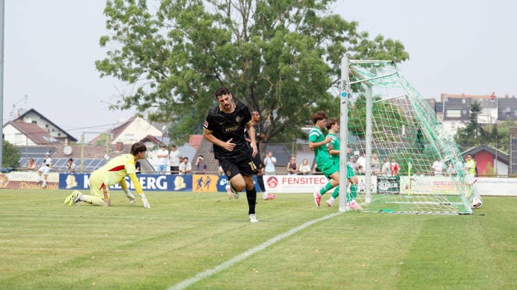 16.08.2026, xrekx, Fussball Testspiel, SV Auersmacher - SV Elversberg v.l. Luca Pfeiffer (SV Elversberg) erzielt das Tor, Treffer, scores the goal zum 0:1 (DFL DFB REGULATIONS PROHIBIT ANY USE OF PHOTOGRAPHS as IMAGE SEQUENCES and or QUASI-VIDEO) Auersmacher