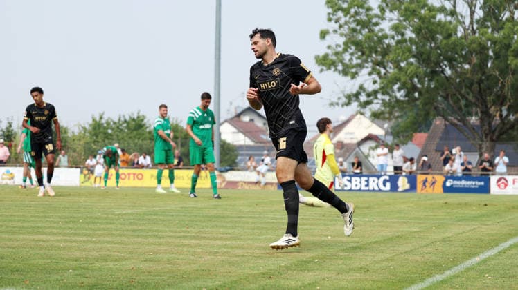 16.08.2026, xrekx, Fussball Testspiel, SV Auersmacher - SV Elversberg v.l. Luca Pfeiffer (SV Elversberg) erzielt das Tor, Treffer, scores the goal zum 0:1 (DFL DFB REGULATIONS PROHIBIT ANY USE OF PHOTOGRAPHS as IMAGE SEQUENCES and or QUASI-VIDEO) Auersmacher