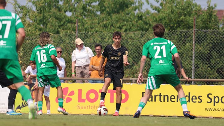 16.08.2026, xrekx, Fussball Testspiel, SV Auersmacher - SV Elversberg v.l. Frederik Schmahl (SV Elversberg) gibt Anweisungen, gestikuliert, mit den Armen gestikulieren gives instructions, gesticulate (DFL DFB REGULATIONS PROHIBIT ANY USE OF PHOTOGRAPHS as IMAGE SEQUENCES and or QUASI-VIDEO) Auersmacher