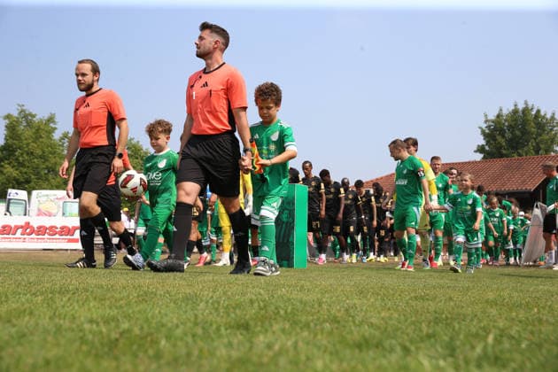 16.08.2026, xrekx, Fussball Testspiel, SV Auersmacher - SV Elversberg v.l. Einlauf der Mannschaften (DFL DFB REGULATIONS PROHIBIT ANY USE OF PHOTOGRAPHS as IMAGE SEQUENCES and or QUASI-VIDEO) Auersmacher
