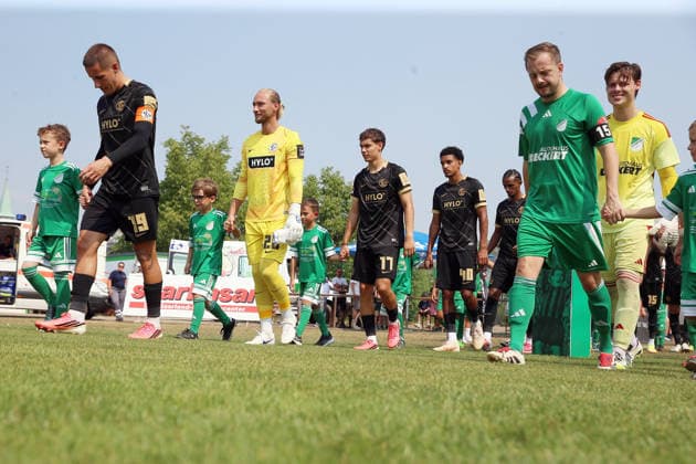 16.08.2026, xrekx, Fussball Testspiel, SV Auersmacher - SV Elversberg v.l. Einlauf der Mannschaften Lukas Finn Pinckert (SV Elversberg) (DFL DFB REGULATIONS PROHIBIT ANY USE OF PHOTOGRAPHS as IMAGE SEQUENCES and or QUASI-VIDEO) Auersmacher