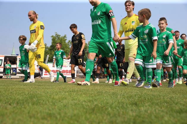 16.08.2026, xrekx, Fussball Testspiel, SV Auersmacher - SV Elversberg v.l. Einlauf der Mannschaften (DFL DFB REGULATIONS PROHIBIT ANY USE OF PHOTOGRAPHS as IMAGE SEQUENCES and or QUASI-VIDEO) Auersmacher