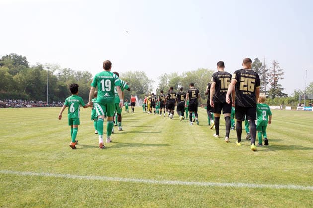 16.08.2026, xrekx, Fussball Testspiel, SV Auersmacher - SV Elversberg v.l. Einlauf der Mannschaften (DFL DFB REGULATIONS PROHIBIT ANY USE OF PHOTOGRAPHS as IMAGE SEQUENCES and or QUASI-VIDEO) Auersmacher