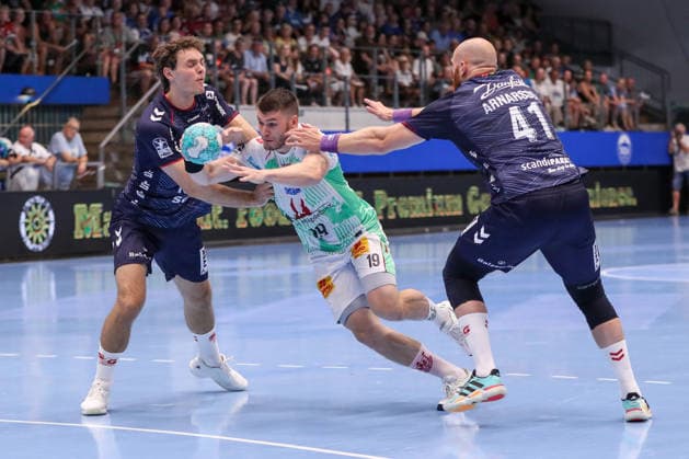 16.08.2026, xgox, Handball - Wartburg Cup SC Magdeburg - SG Flensburg-Handewitt emspor, v.l. Niclas Kirkelokke (Kirkelökke, Flensburg, 5), Elvar Oern Jonsson (Magdeburg, 19), Arnar Freyr Arnarsson (Flensburg, 41) Zweikampf, Duell, Kampf, tackle Eisenach