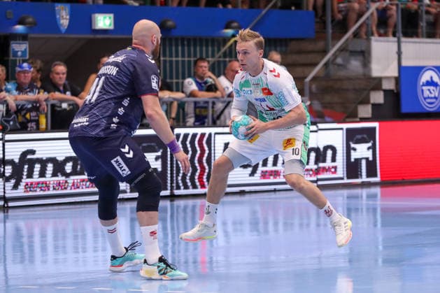 16.08.2026, xgox, Handball - Wartburg Cup SC Magdeburg - SG Flensburg-Handewitt emspor, v.l. Arnar Freyr Arnarsson (Flensburg, 41), Gisli Thorgeir Kristjansson (Magdeburg, 10) Zweikampf, Duell, Kampf, tackle Eisenach