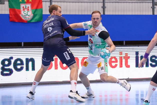 16.08.2026, xgox, Handball - Wartburg Cup SC Magdeburg - SG Flensburg-Handewitt emspor, v.l. Simon Pytlick (Flensburg, 2), Omar Ingi Magnusson (Magdeburg, 14) Zweikampf, Duell, Kampf, tackle Eisenach