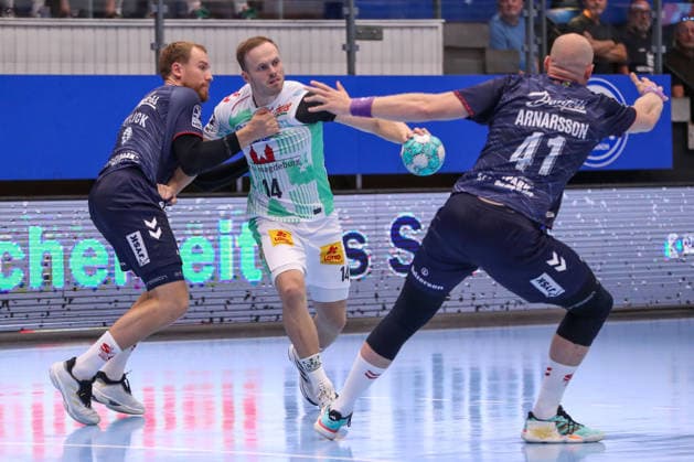 16.08.2026, xgox, Handball - Wartburg Cup SC Magdeburg - SG Flensburg-Handewitt emspor, v.l. Simon Pytlick (Flensburg, 2), Omar Ingi Magnusson (Magdeburg, 14) Zweikampf, Duell, Kampf, tackle Eisenach