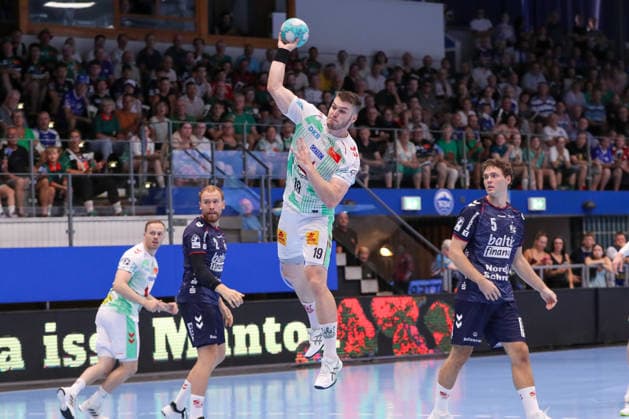 16.08.2026, xgox, Handball - Wartburg Cup SC Magdeburg - SG Flensburg-Handewitt emspor, v.l. Elvar Oern Jonsson (Magdeburg, 19) am Ball, plays the ball Eisenach