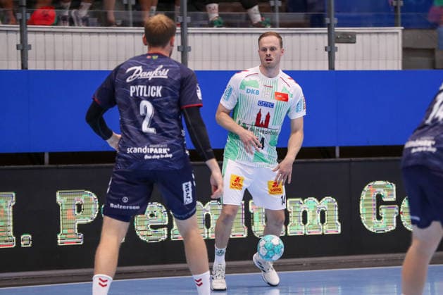 16.08.2026, xgox, Handball - Wartburg Cup SC Magdeburg - SG Flensburg-Handewitt emspor, v.l. Simon Pytlick (Flensburg, 2), Omar Ingi Magnusson (Magdeburg, 14) Zweikampf, Duell, Kampf, tackle Eisenach