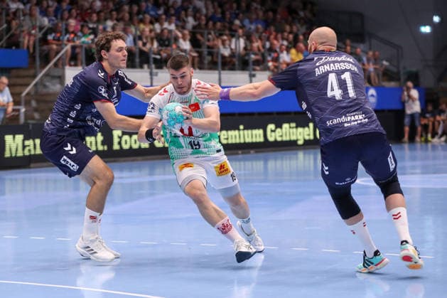 16.08.2026, xgox, Handball - Wartburg Cup SC Magdeburg - SG Flensburg-Handewitt emspor, v.l. Niclas Kirkelokke (Kirkelökke, Flensburg, 5), Elvar Oern Jonsson (Magdeburg, 19), Arnar Freyr Arnarsson (Flensburg, 41) Zweikampf, Duell, Kampf, tackle Eisenach