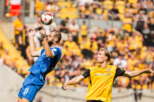 Sport Bilder des Tages 16.08.2026, xomx, Fussball 2.Bundesliga, Dynamo Dresden - SV Darmstadt 98 v.l. Aleksandar Vukotic (SV Darmstadt 98) mit dem Kopf am Ball. Kopfball. Vincent Vermeij (Dynamo Dresden) (DFL DFB REGULATIONS PROHIBIT ANY USE OF PHOTOGRAPHS as IMAGE SEQUENCES and or QUASI-VIDEO) Dresden