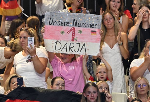Sport Bilder des Tages 16.08.2026, xhbx, Rhythmische Sportgymnastik Weltmeisterschaft 2026, v.l. Fanplakat für Darja Varfolomeev (Deutschland) Frankfurt am Main