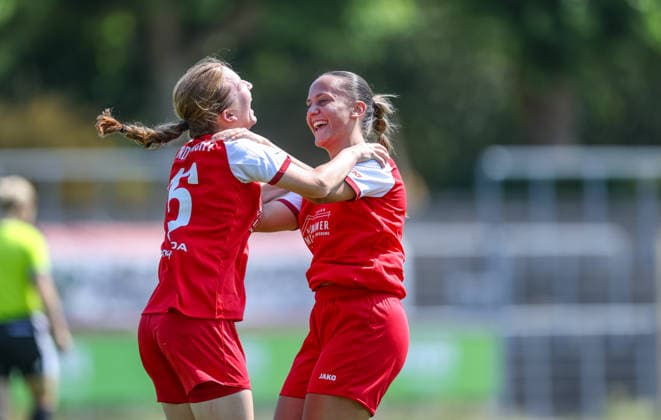 Sport Bilder des Tages GER, Worms, Wormatia Worms vs SV Eutingen, DFB, DFB Pokal der Frauen, Fussball, Spielzeit 2026 2027, EWR-Arena, Play-offs im Bild: Jana Rinderknecht (SV Eutingen 16) schießt das Tor, Jubel und Freude, Emotionen im DFB Pokal Playoffs, mit Tia Luz (SV Eutingen 11) DFB DFL REGULATIONS PROHIBIT ANY USE OF PHOTOGRAPHS AS IMAGE SEQUENCES AND OR QUASI-VIDEO, 16.08.2026 Copyright: HMBxMedia HendrikxHamelau