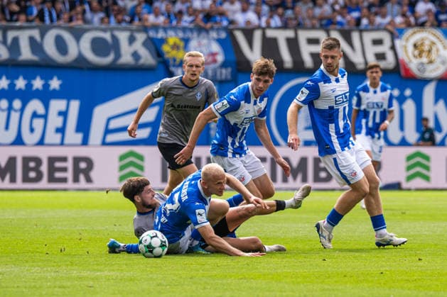 Rostock, Deutschland 16. August 2026: 3. Liga - 2026 2027 - Sp. 2 - FC Hansa Rostock gegen SV Waldhof Mannheim Im Bild: v. li. im Zweikampf Vincent Thill (Waldhof Mannheim) und Milosz Brzozowski (Hansa Rostock) Copyright: xFotostandx xVoelkerx