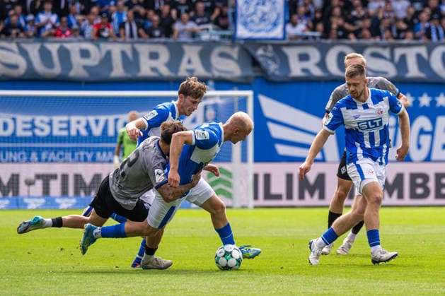 Rostock, Deutschland 16. August 2026: 3. Liga - 2026 2027 - Sp. 2 - FC Hansa Rostock gegen SV Waldhof Mannheim Im Bild: v. li. im Zweikampf Vincent Thill (Waldhof Mannheim) und h Copyright: xFotostandx xVoelkerx