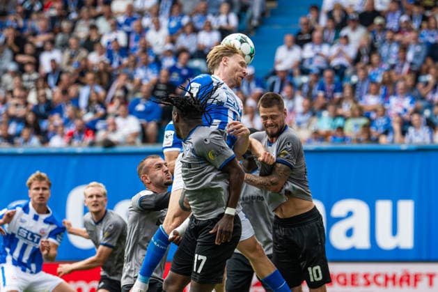 Rostock, Deutschland 16. August 2026: 3. Liga - 2026 2027 - Sp. 2 - FC Hansa Rostock gegen SV Waldhof Mannheim Im Bild: 2.v.li. Andreas Voglsammer (Hansa Rostock) im Kopfballduell Copyright: xFotostandx xVoelkerx