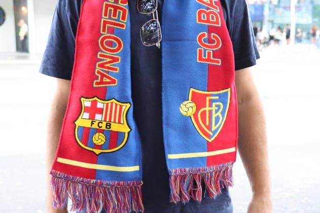 16.08.2026 Schweiz Basel St.Jakob-Park Fssball Herren Saison 2026-2027 Testspiel FC Basel - FC Barcelona, Barca Bild. Fussballfan ist Fan fuer beide Teams.