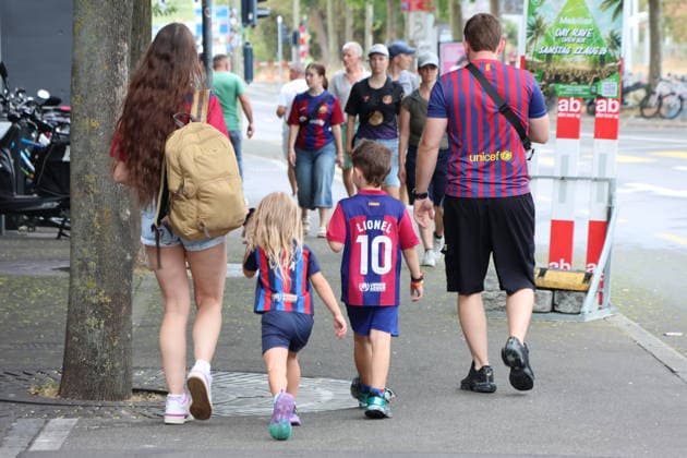 16.08.2026 Schweiz Basel St.Jakob-Park Fssball Herren Saison 2026-2027 Testspiel FC Basel - FC Barcelona, Barca Bild. Familie in FC Barcelona Trikots