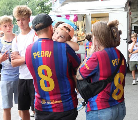 16.08.2026 Schweiz Basel St.Jakob-Park Fssball Herren Saison 2026-2027 Testspiel FC Basel - FC Barcelona, Barca Bild. Familie in FC Barcelona Trikots