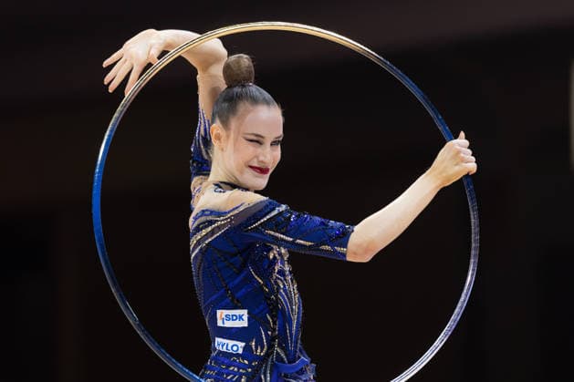Sport Bilder des Tages Weltmeisterschaft der Rhythmischen Sportgymnastik Darja Varfolomeev (Deutschland) während ihrer Übung mit dem Reifen. Weltmeisterschaft der Rhythmischen Sportgymnastik vom 11. bis zum 16. August in der Festhalle in Frankfurt am Main. Einzelfinale., Frankfurt am Main Hessen Deutschland Festhalle