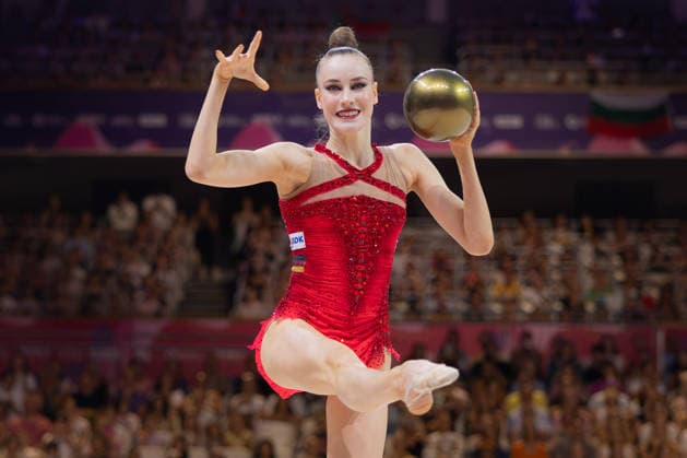 Sport Bilder des Tages Weltmeisterschaft der Rhythmischen Sportgymnastik Darja Varfolomeev (Deutschland) wird Weltmeisterin mit dem Ball. Weltmeisterschaft der Rhythmischen Sportgymnastik vom 11. bis zum 16. August in der Festhalle in Frankfurt am Main. Einzelfinale., Frankfurt am Main Hessen Deutschland Festhalle