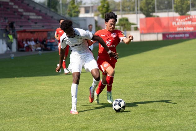 Sport Bilder des Tages 16.08.2026, xhfmx, Fussball Regionalliga Suedwest, FSV Mainz 05 U23 - FSV Frankfurt Uche Obiogumu (FSV Frankfurt, 17) im Zweikampf mit einem Gegenspieler (DFL DFB REGULATIONS PROHIBIT ANY USE OF PHOTOGRAPHS as IMAGE SEQUENCES and or QUASI-VIDEO) Mainz