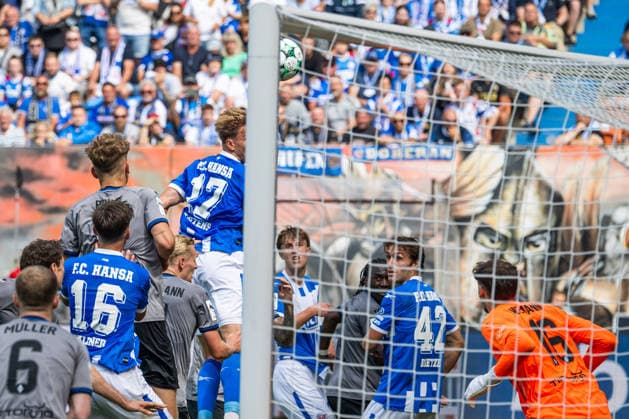 Sport Bilder des Tages Rostock, Deutschland 16. August 2026: 3. Liga - 2026 2027 - Sp. 2 - FC Hansa Rostock gegen SV Waldhof Mannheim Im Bild: 4.v.li. Florian Carstens (Hansa Rostock) macht das Tor zum 3:3 Copyright: xFotostandx xVoelkerx