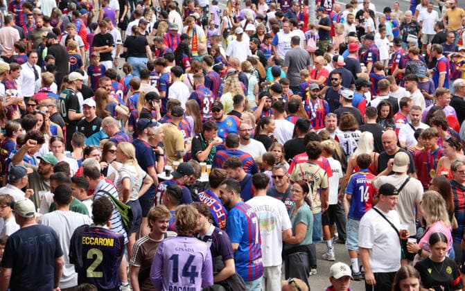16.08.2026 Schweiz Basel St.Jakob-Park Fssball Herren Saison 2026-2027 Testspiel FC Basel - FC Barcelona, Barca Bild. Grossandrang der Fans vor dem Spiel.