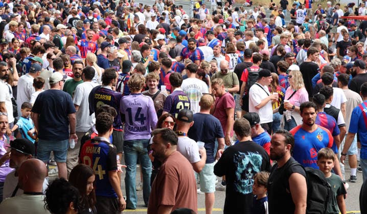 16.08.2026 Schweiz Basel St.Jakob-Park Fssball Herren Saison 2026-2027 Testspiel FC Basel - FC Barcelona, Barca Bild. Grossandrang der Fans vor dem Spiel.