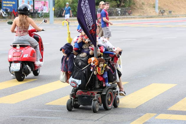 16.08.2026 Schweiz Basel St.Jakob-Park Fssball Herren Saison 2026-2027 Testspiel FC Basel - FC Barcelona, Barca Bild. Grosser Basler Fan mit Rollstuhl der is behangen mit Plueschtiere
