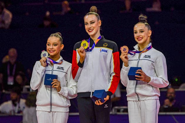 Sport Bilder des Tages August 16, 2026, Frankfurt, Hesse, Germany: The silver medalist representing World Gymnastics 2 SOFIA ILTERIAKOVA (left), gold medalist of Germany DARJA VARFOLOMEEV (center) and bronze medalist MARIIA BORISOVA, show off their medals in the 42nd Rhythmic gymnastics, Rhythmische Sportgymnastik, RSG World Championships individual ball finals in the Festhalle in Frankfurt, Hesse, Germany on Sunday, August 16, 2026. 2026 Rhythmic Gymnastics World Championships Individual Finals - ZUMAd168 20260816_zsp_d168_049 Copyright: xKaixDambachx