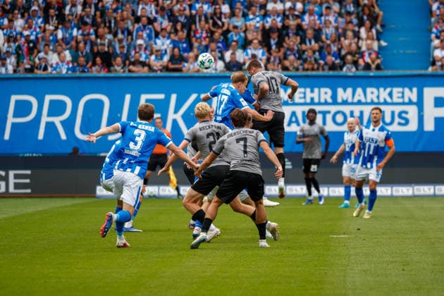 Nr.10 Julian Ulbricht (Waldhof) köpft gegen Florian Carstens (Rostock) das 0:1; GER, FC Hansa Rostock vs. SV Waldhof Mannheim, Fußball, Männer, 3.Liga, 02.Spieltag, Spielzeit 2026 2027, 16.08.2026 Rostock Ostseestadion Mecklenburg - Vorpommern Deutschland