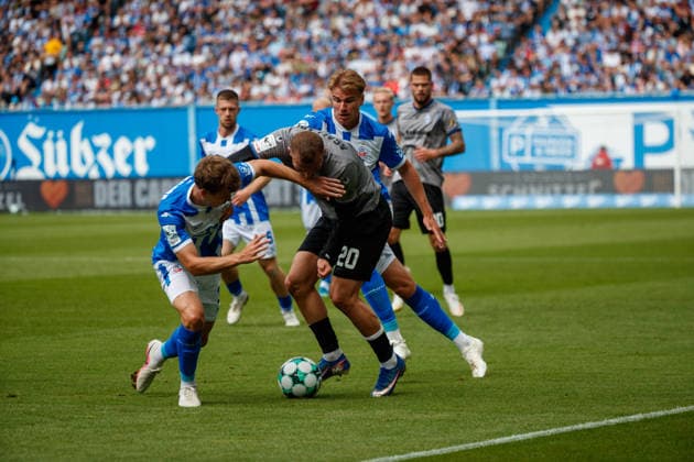 v.l. Florian Bohnert (Rostock) , Kushtrim Asallari (Waldhof) und Florian Carstens (Rostock) ; GER, FC Hansa Rostock vs. SV Waldhof Mannheim, Fußball, Männer, 3.Liga, 02.Spieltag, Spielzeit 2026 2027, 16.08.2026 Rostock Ostseestadion Mecklenburg - Vorpommern Deutschland