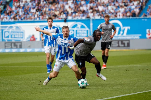 links Jonas Dirkner (Rostock) gegen Darnell Keumo (Waldhof) ; GER, FC Hansa Rostock vs. SV Waldhof Mannheim, Fußball, Männer, 3.Liga, 02.Spieltag, Spielzeit 2026 2027, 16.08.2026 Rostock Ostseestadion Mecklenburg - Vorpommern Deutschland