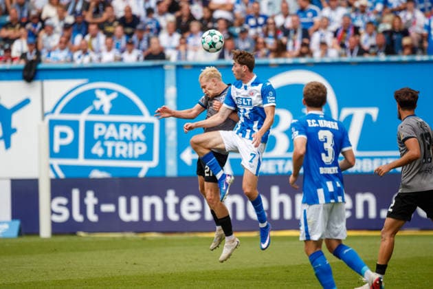 vorn Bernie Lennemann (Rostock) gegen Julian Rieckmann (Waldhof) ; GER, FC Hansa Rostock vs. SV Waldhof Mannheim, Fußball, Männer, 3.Liga, 02.Spieltag, Spielzeit 2026 2027, 16.08.2026 Rostock Ostseestadion Mecklenburg - Vorpommern Deutschland