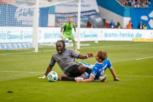 links Darnell Keumo (Waldhof) gegen Florian Bohnert (Rostock) ; GER, FC Hansa Rostock vs. SV Waldhof Mannheim, Fußball, Männer, 3.Liga, 02.Spieltag, Spielzeit 2026 2027, 16.08.2026 Rostock Ostseestadion Mecklenburg - Vorpommern Deutschland