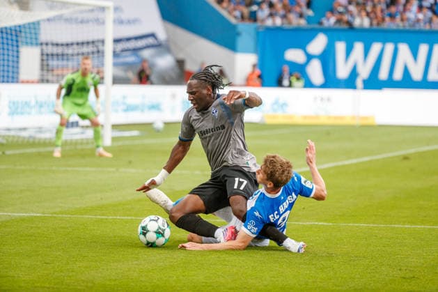 links Darnell Keumo (Waldhof) gegen Florian Bohnert (Rostock) ; GER, FC Hansa Rostock vs. SV Waldhof Mannheim, Fußball, Männer, 3.Liga, 02.Spieltag, Spielzeit 2026 2027, 16.08.2026 Rostock Ostseestadion Mecklenburg - Vorpommern Deutschland