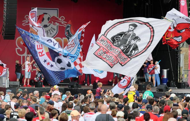 RB Leipzig Ð Saisoneroeffnung Bundesliga Leipzig, 16.08.2026, Festwiese vor der Red Bull Arena, Fussball, 1.Bundesliga, RB Leipzig, Saisoneröffnung , Im Bild: Season Heat Up 2026. Bühne mit Fanfahnen. , Nur zur redaktionellen Nutzung. Only editorial use. ,