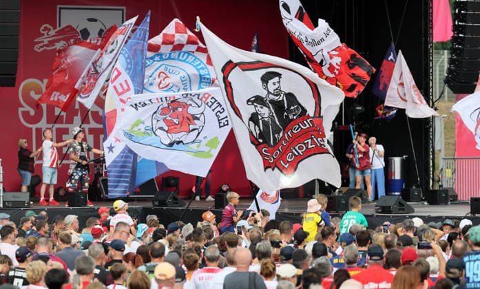 RB Leipzig Ð Saisoneroeffnung Bundesliga Leipzig, 16.08.2026, Festwiese vor der Red Bull Arena, Fussball, 1.Bundesliga, RB Leipzig, Saisoneröffnung , Im Bild: Season Heat Up 2026. Bühne mit Fanfahnen. , Nur zur redaktionellen Nutzung. Only editorial use. ,