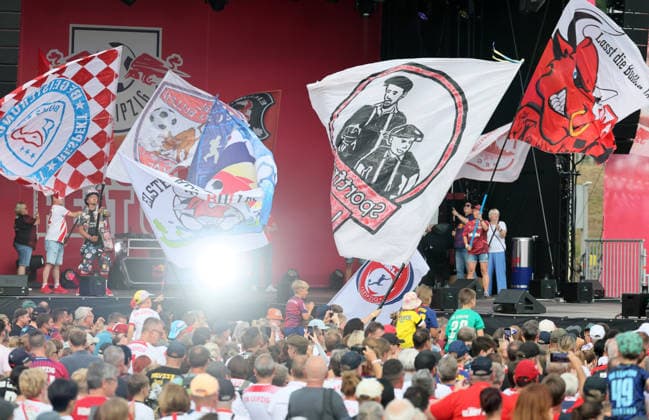 RB Leipzig Ð Saisoneroeffnung Bundesliga Leipzig, 16.08.2026, Festwiese vor der Red Bull Arena, Fussball, 1.Bundesliga, RB Leipzig, Saisoneröffnung , Im Bild: Season Heat Up 2026. Bühne mit Fanfahnen. , Nur zur redaktionellen Nutzung. Only editorial use. ,