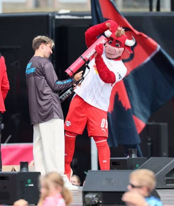 RB Leipzig Ð Saisoneroeffnung Bundesliga Leipzig, 16.08.2026, Festwiese vor der Red Bull Arena, Fussball, 1.Bundesliga, RB Leipzig, Saisoneröffnung , Im Bild: Season Heat Up 2026. Stargast Kevin Kampl und Maskottchen Bulli. , Nur zur redaktionellen Nutzung. Only editorial use. ,