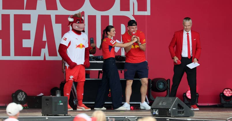 RB Leipzig Ð Saisoneroeffnung Bundesliga Leipzig, 16.08.2026, Festwiese vor der Red Bull Arena, Fussball, 1.Bundesliga, RB Leipzig, Saisoneröffnung , Im Bild: Season Heat Up 2026. Bühne. RBL Maskottchen Bulli, RB Stadionmoderatorin Clara Mohr, Conrad Harder ( 9, RB Leipzig), RB Stadionsprecher Tim Thoelke. , Nur zur redaktionellen Nutzung. Only editorial use. ,