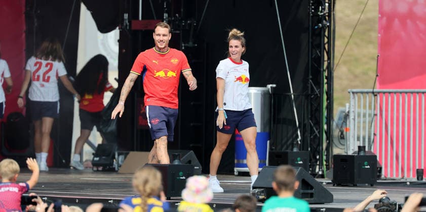 RB Leipzig Ð Saisoneroeffnung Bundesliga Leipzig, 16.08.2026, Festwiese vor der Red Bull Arena, Fussball, 1.Bundesliga, RB Leipzig, Saisoneröffnung , Im Bild: Season Heat Up 2026. Bühne. Vorstellung der Mannschaften. Kapitän David Raum (22, RB Leipzig), Kapitänin Sandra Starke. , Nur zur redaktionellen Nutzung. Only editorial use. ,