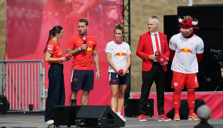 RB Leipzig Ð Saisoneroeffnung Bundesliga Leipzig, 16.08.2026, Festwiese vor der Red Bull Arena, Fussball, 1.Bundesliga, RB Leipzig, Saisoneröffnung , Im Bild: Season Heat Up 2026. Bühne. Vorstellung der Mannschaften. RB Stadionmoderatorin Clara Mohr, Kapitän David Raum (22, RB Leipzig), Kapitänin Sandra Starke, RB Stadionsprecher Tim Thoelke, RBL Maskottchen Bulli. , Nur zur redaktionellen Nutzung. Only editorial use. ,