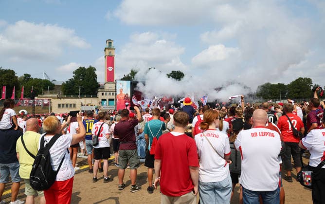 RB Leipzig Ð Saisoneroeffnung Bundesliga Leipzig, 16.08.2026, Festwiese vor der Red Bull Arena, Fussball, 1.Bundesliga, RB Leipzig, Saisoneröffnung , Im Bild: Season Heat Up 2026. Bühne. Vorstellung der Mannschaften. Fanfest. , Nur zur redaktionellen Nutzung. Only editorial use. ,