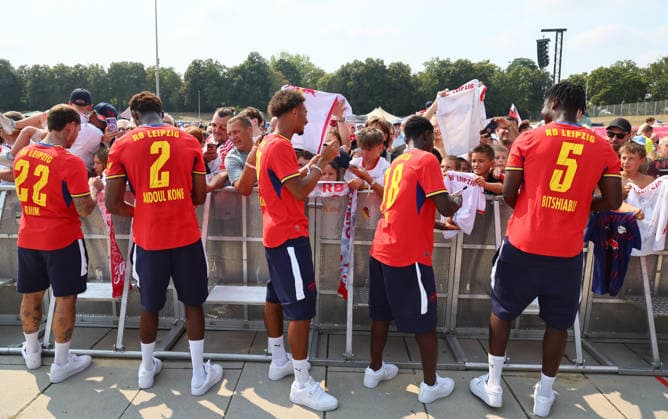 RB Leipzig Ð Saisoneroeffnung Bundesliga Leipzig, 16.08.2026, Festwiese vor der Red Bull Arena, Fussball, 1.Bundesliga, RB Leipzig, Saisoneröffnung , Im Bild: Season Heat Up 2026. Bühne. Vorstellung der Mannschaften. Spieler schreiben Autogramme. , Nur zur redaktionellen Nutzung. Only editorial use. ,