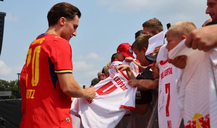 RB Leipzig Ð Saisoneroeffnung Bundesliga Leipzig, 16.08.2026, Festwiese vor der Red Bull Arena, Fussball, 1.Bundesliga, RB Leipzig, Saisoneröffnung , Im Bild: Season Heat Up 2026. Bühne. Vorstellung der Mannschaften. Spieler schreiben Autogramme. Rocco Reitz (20, RB Leipzig). , Nur zur redaktionellen Nutzung. Only editorial use. ,