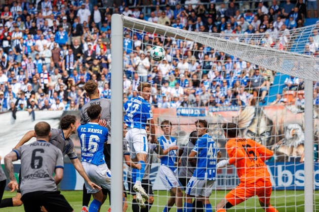 hinten nr.17 Florian Carstens (Rostock) köpft hier den 3:3 Ausgleich; GER, FC Hansa Rostock vs. SV Waldhof Mannheim, Fußball, Männer, 3.Liga, 02.Spieltag, Spielzeit 2026 2027, 16.08.2026 Rostock Ostseestadion Mecklenburg - Vorpommern Deutschland